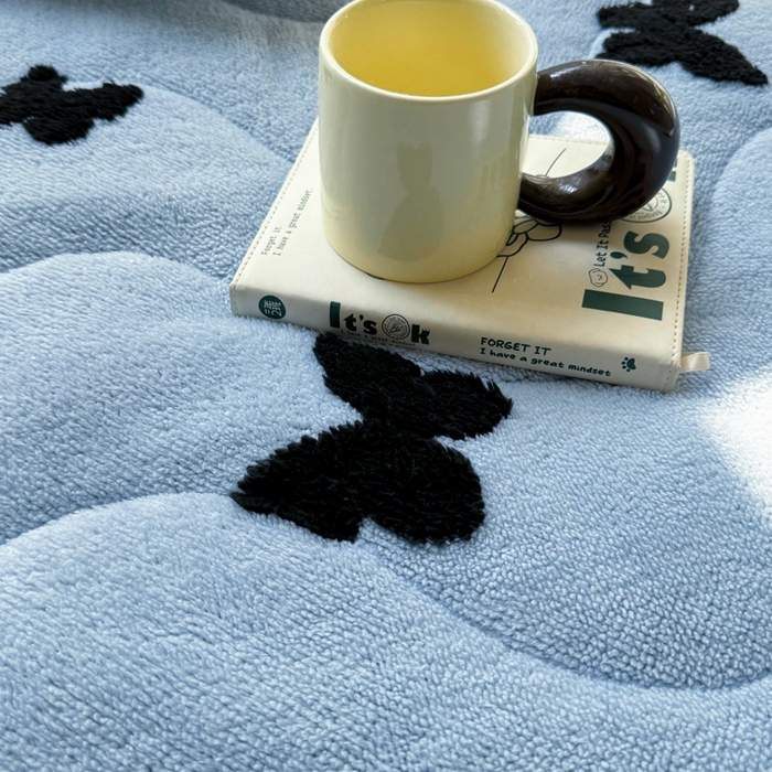 91家纺网 家纺一手货源 找家纺 梦初语 2025新款A类高克重立体毛巾绣阳粒子床垫褥 翩翩起舞-蓝