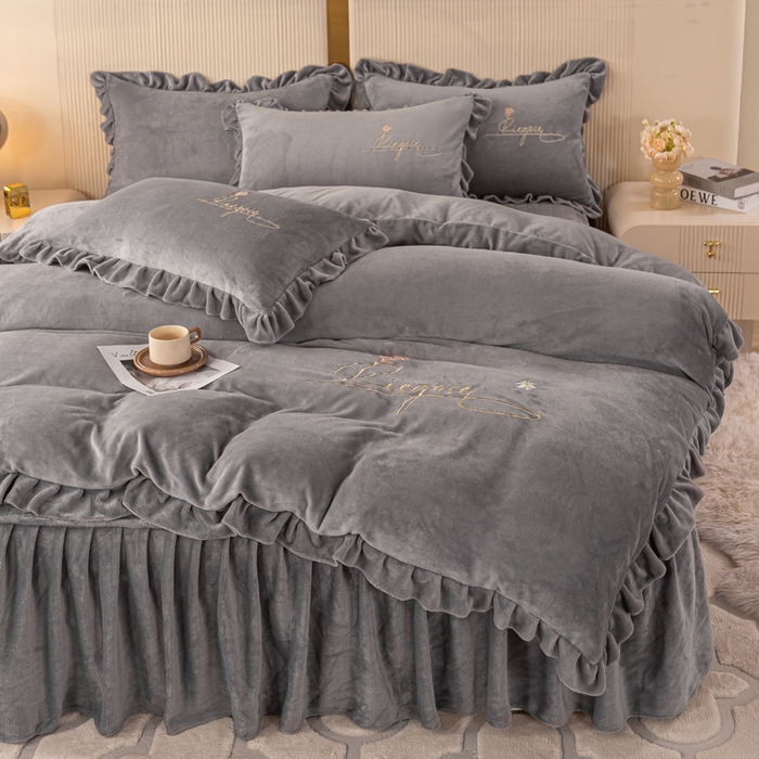 91家纺网 家纺一手货源 找家纺 慧菲 2025新款刺绣夹棉牛奶绒床裙四件套-玫瑰花语 玫瑰花语-灰