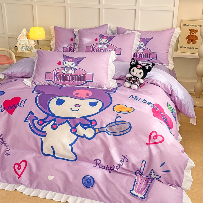 91家纺网 家纺一手货源 找家纺 玉元坊 2025年新款三丽鸥系列数码印花纯棉全棉床裙三件套四件套-花边款式 大版花边-蓝莓库洛米