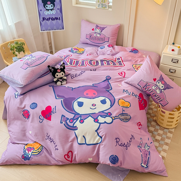 91家纺网 家纺一手货源 找家纺 玉元坊 2025年新款三丽鸥系列数码印花纯棉全棉床裙三件套四件套-简约基础款 大版简约-蓝莓库洛米