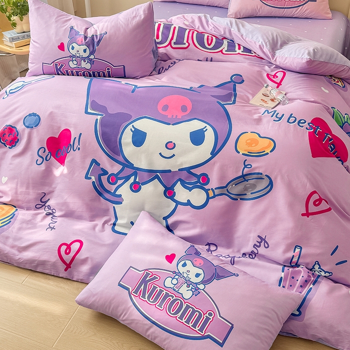 91家纺网 家纺一手货源 找家纺 玉元坊 2025年新款三丽鸥系列数码印花纯棉全棉床裙三件套四件套-简约基础款 大版简约-蓝莓库洛米