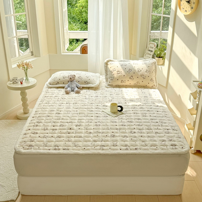 91家纺网 家纺一手货源 找家纺 梦初语 2025新款高克重雪花绒床垫褥床护垫--学生款 小熊宝贝