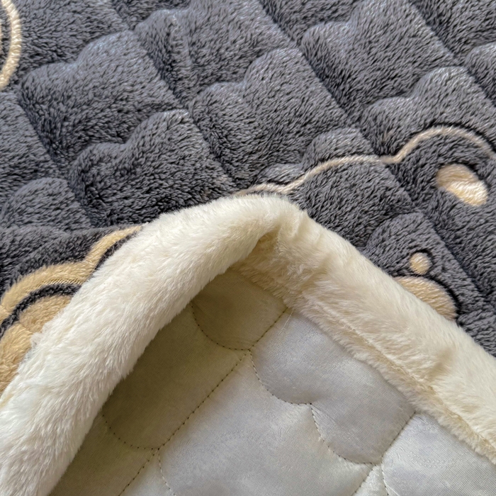 91家纺网 家纺一手货源 找家纺 梦初语 2025新款高克重雪花绒床垫褥床护垫--学生款 幸运小熊