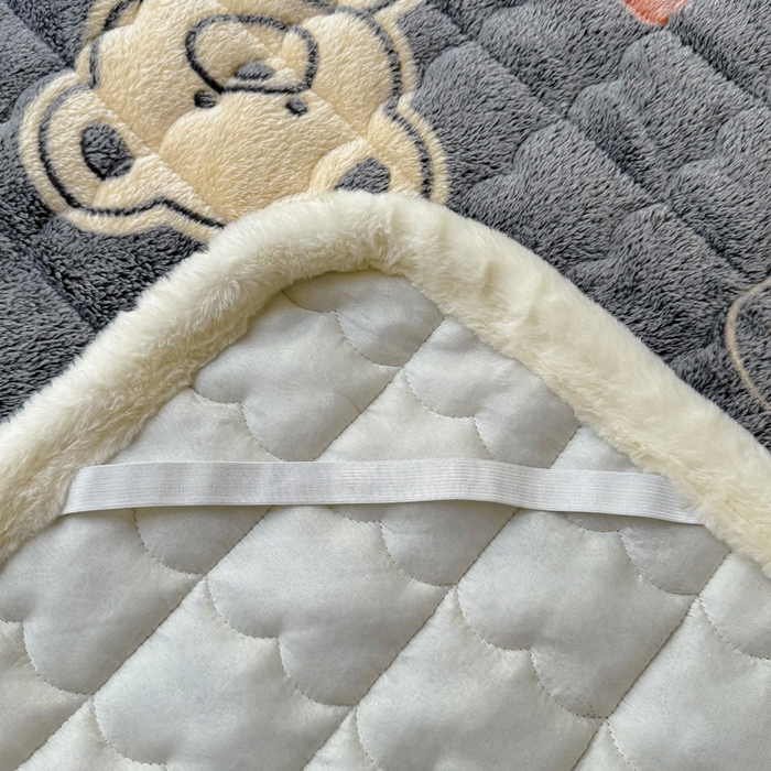91家纺网 家纺一手货源 找家纺 梦初语 2025新款高克重雪花绒床垫褥床护垫--学生款 幸运小熊