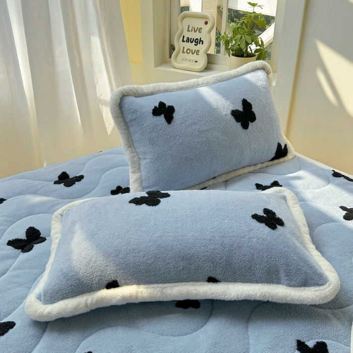 91家纺网 家纺一手货源 找家纺 梦初语 2025新款A类高克重立体毛巾绣阳粒子床垫褥 翩翩起舞-蓝