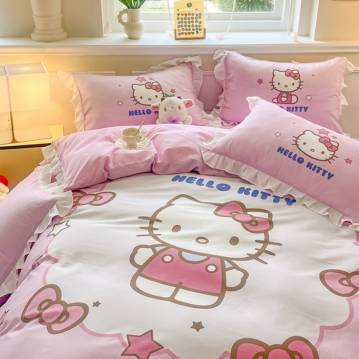 91家纺网 家纺一手货源 找家纺 玉元坊 2025年新款三丽鸥系列数码印花纯棉全棉床裙三件套四件套-花边款式 凯蒂