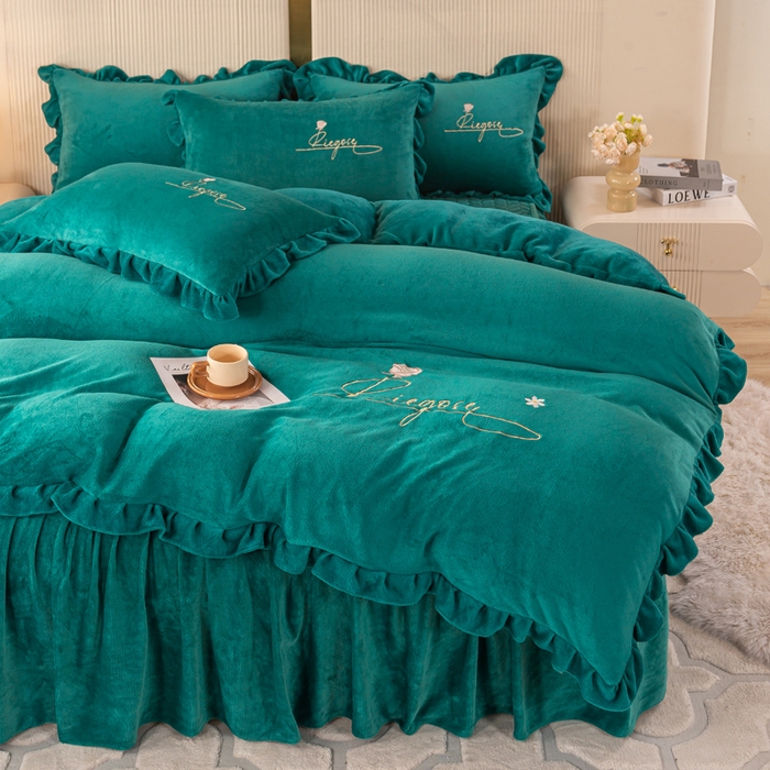 91家纺网 家纺一手货源 找家纺 慧菲 2025新款刺绣夹棉牛奶绒床裙四件套-玫瑰花语 玫瑰花语-孔雀蓝