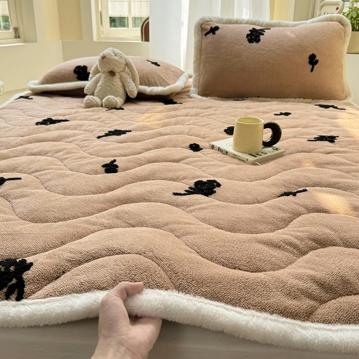 91家纺网 家纺一手货源 找家纺 （总）梦初语 2025新款A类高克重立体毛巾绣阳粒子床垫褥