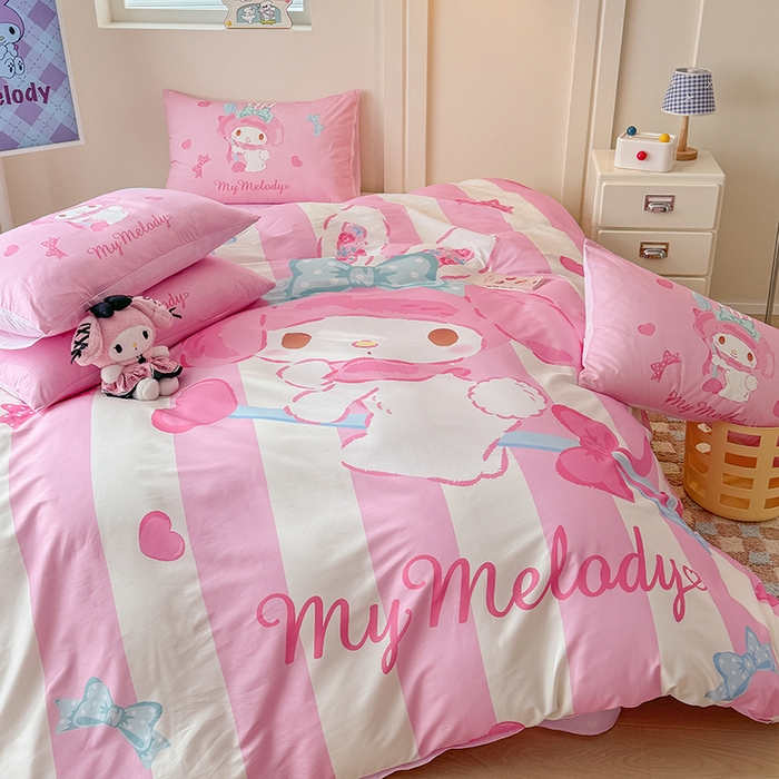 91家纺网 家纺一手货源 找家纺 玉元坊 2025年新款三丽鸥系列数码印花纯棉全棉床裙三件套四件套-简约基础款 大版简约-甜心美乐蒂