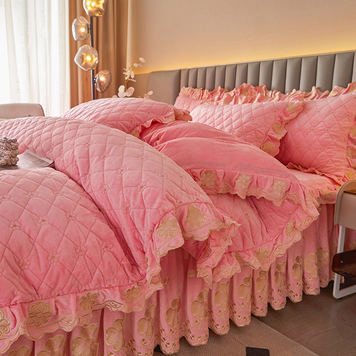 91家纺网 家纺一手货源 找家纺 罗艺轩 2025新款婴儿绒双层夹棉可拆卸床裙四件套-花语 花语-樱花粉