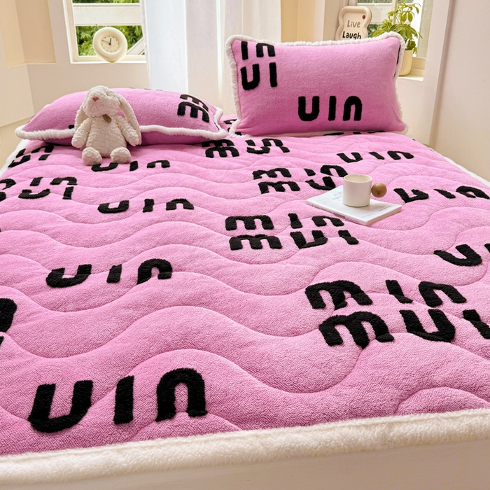 91家纺网 家纺一手货源 找家纺 梦初语 2025新款A类高克重立体毛巾绣阳粒子床垫褥 muimui-玫红