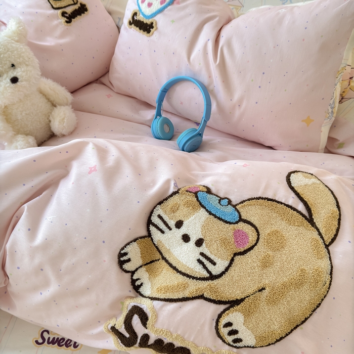 91家纺网 家纺一手货源 找家纺 曼之夏 2025新款纯棉印花加毛巾绣四件套 毛巾绣-猫咪