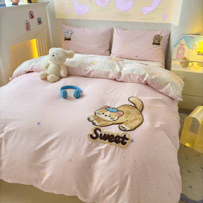 91家纺网 家纺一手货源 找家纺 曼之夏 2025新款纯棉印花加毛巾绣四件套 毛巾绣-猫咪