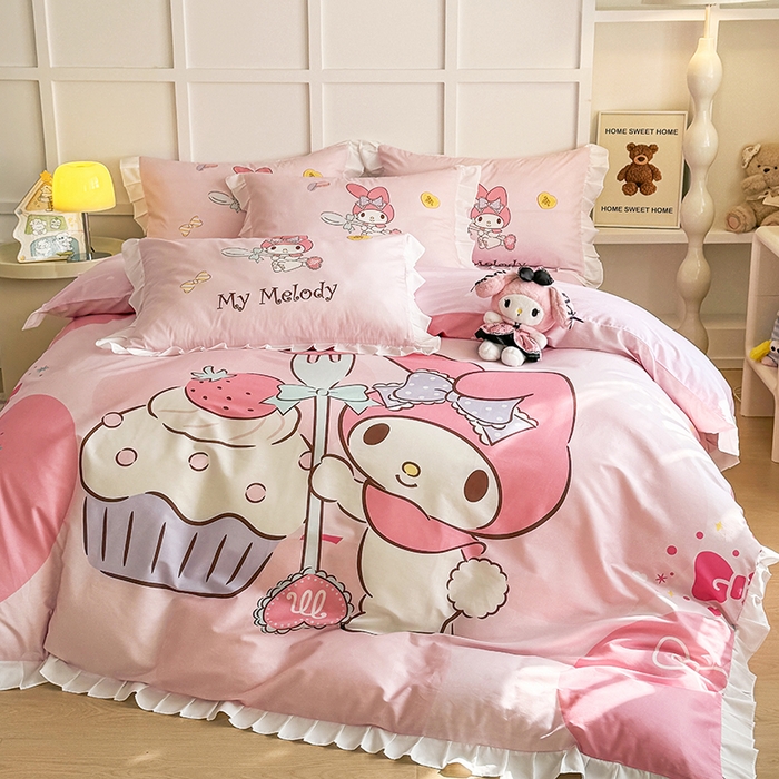 91家纺网 家纺一手货源 找家纺 玉元坊 2025年新款三丽鸥系列数码印花纯棉全棉床裙三件套四件套-花边款式 大版花边-蛋糕美乐蒂