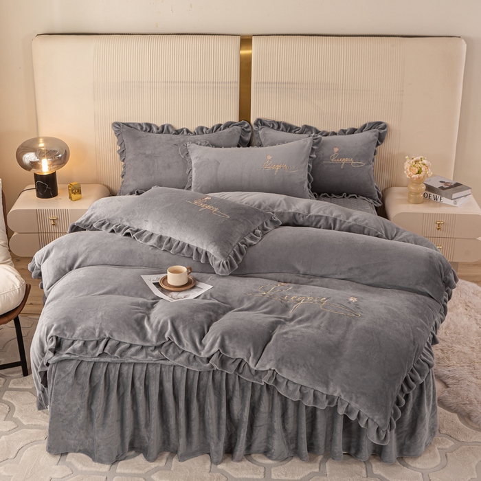 91家纺网 家纺一手货源 找家纺 慧菲 2025新款刺绣夹棉牛奶绒床裙四件套-玫瑰花语 玫瑰花语-灰