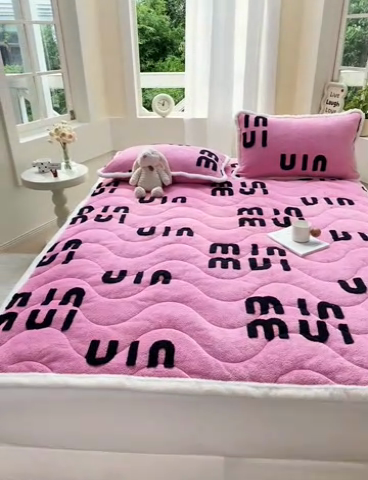 91家纺网 家纺一手货源 找家纺 梦初语 2025新款A类高克重立体毛巾绣阳粒子床垫褥 muimui-玫红