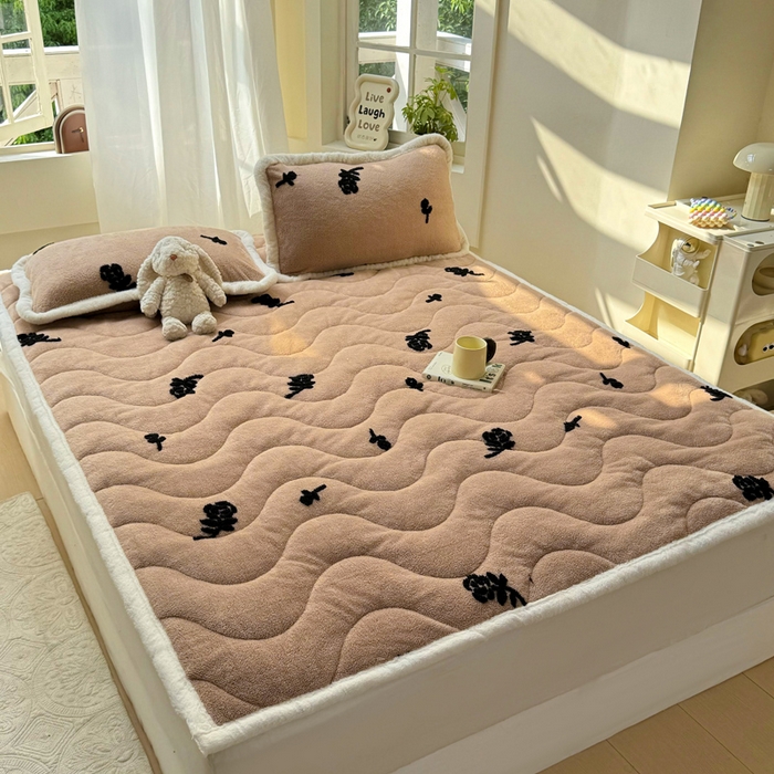 91家纺网 家纺一手货源 找家纺 梦初语 2025新款A类高克重立体毛巾绣阳粒子床垫褥 1优雅玫瑰-驼