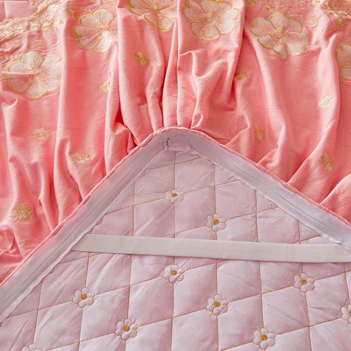 91家纺网 家纺一手货源 找家纺 罗艺轩 2025新款婴儿绒双层夹棉可拆卸床裙-花语 花语-樱花粉