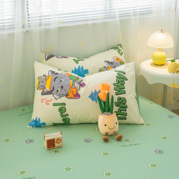 91家纺网 家纺一手货源 找家纺 简宜家居（朝初家纺） 2025新款40支斜纹12868纯棉全棉喜羊羊灰太狼系列四件套 字母灰太狼