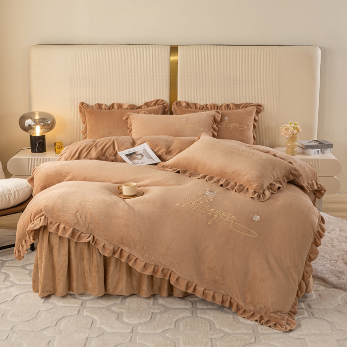 91家纺网 家纺一手货源 找家纺 慧菲 2025新款刺绣夹棉牛奶绒床裙四件套-玫瑰花语 玫瑰花语-咖