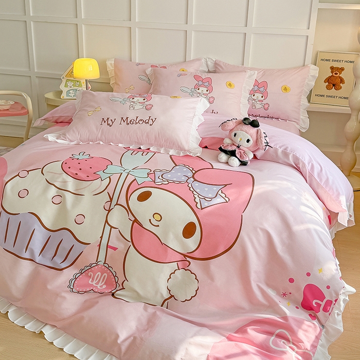 91家纺网 家纺一手货源 找家纺 玉元坊 2025年新款三丽鸥系列数码印花纯棉全棉床裙三件套四件套-花边款式 大版花边-蛋糕美乐蒂