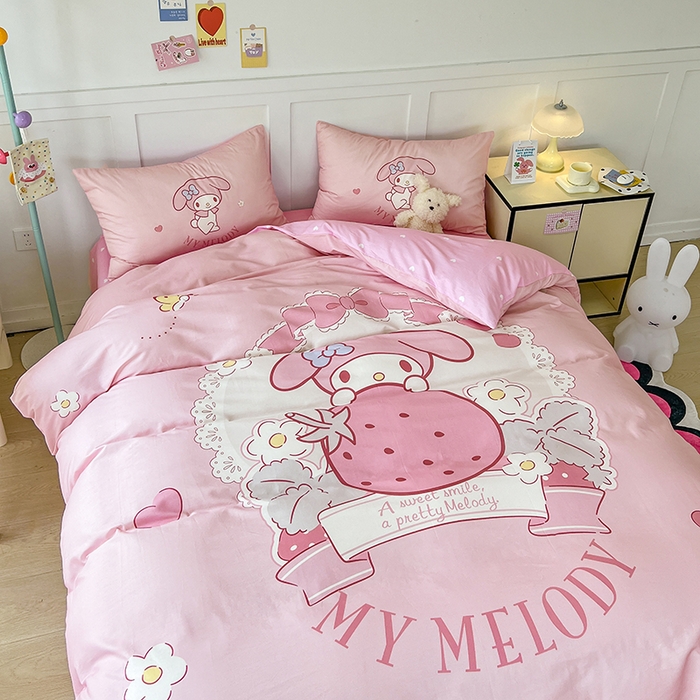 91家纺网 家纺一手货源 找家纺 玉元坊 2025年新款三丽鸥系列数码印花纯棉全棉床裙三件套四件套-简约基础款 粉兔草莓