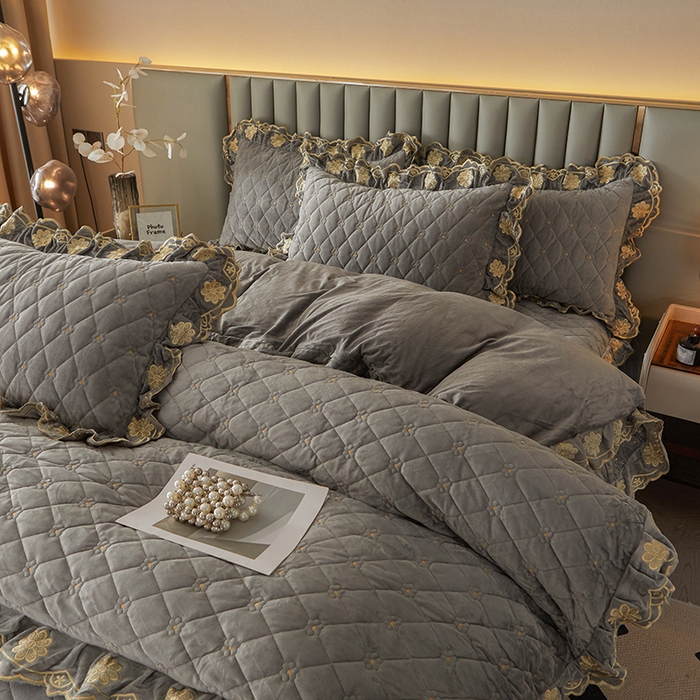 91家纺网 家纺一手货源 找家纺 罗艺轩 2025新款婴儿绒双层夹棉可拆卸床裙四件套-花语 花语-高级灰