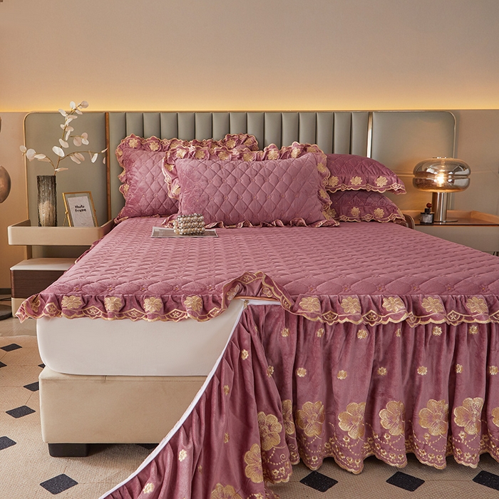 91家纺网 家纺一手货源 找家纺 罗艺轩 2025新款婴儿绒双层夹棉可拆卸床裙-花语 花语-豆沙