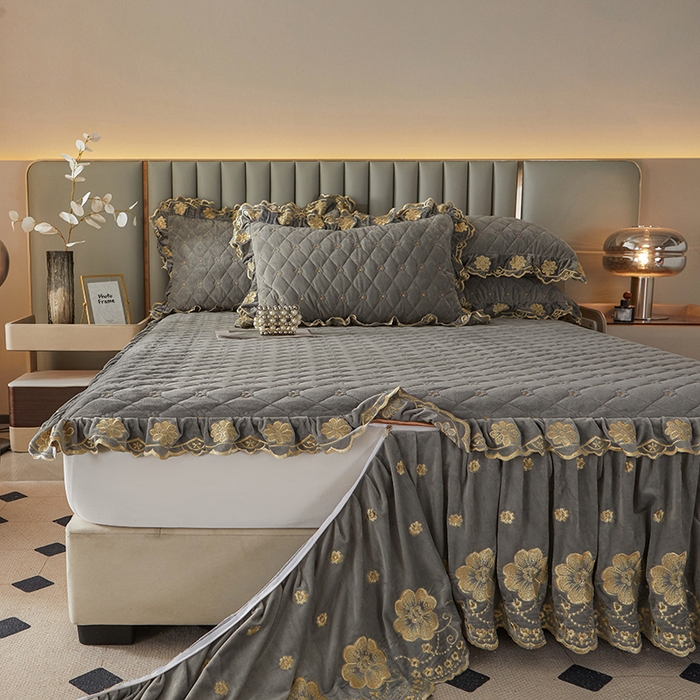 91家纺网 家纺一手货源 找家纺 罗艺轩 2025新款婴儿绒双层夹棉可拆卸床裙-花语 花语-高级灰