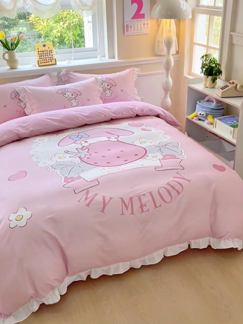 91家纺网 家纺一手货源 找家纺 玉元坊 2025年新款三丽鸥系列数码印花纯棉全棉床裙三件套四件套-花边款式 粉兔草莓