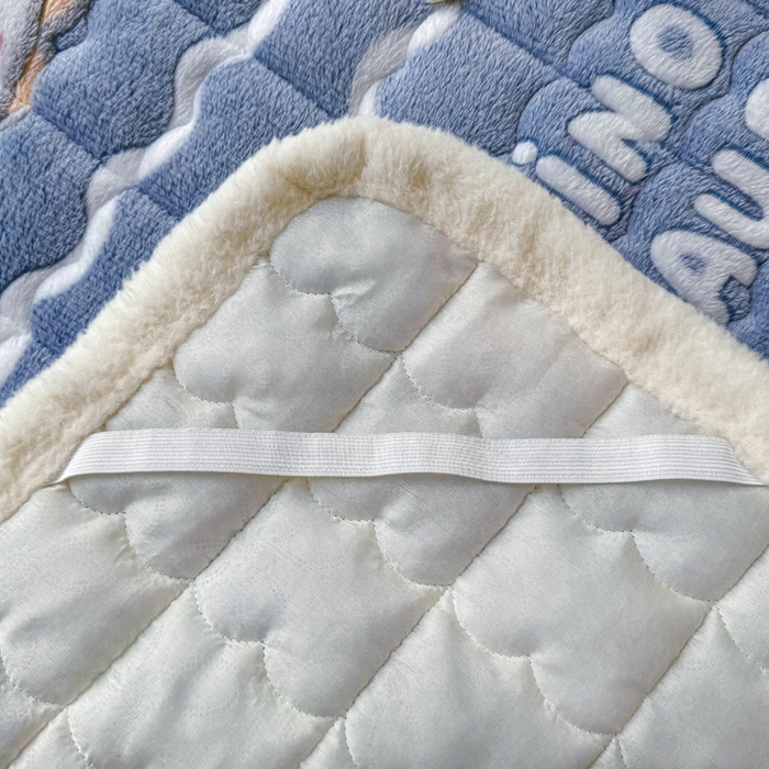 91家纺网 家纺一手货源 找家纺 梦初语 2025新款高克重雪花绒床垫褥床护垫--学生款 几何空间