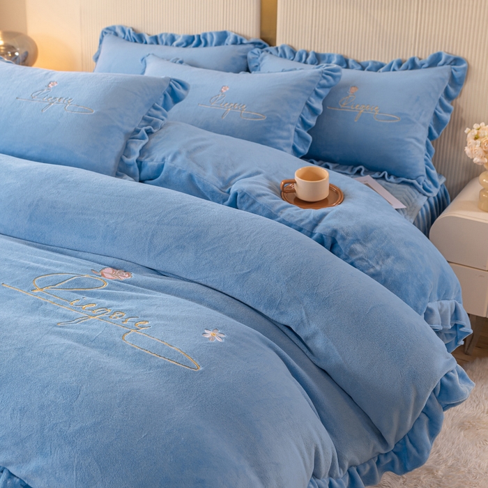 91家纺网 家纺一手货源 找家纺 慧菲 2025新款刺绣夹棉牛奶绒床裙四件套-玫瑰花语 玫瑰花语-蓝