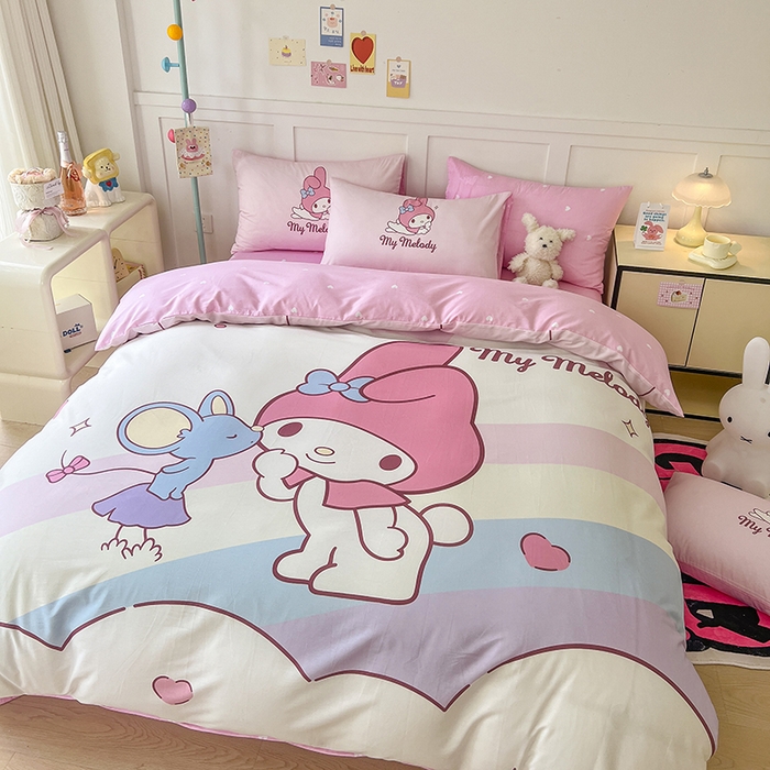 91家纺网 家纺一手货源 找家纺 玉元坊 2025年新款三丽鸥系列数码印花纯棉全棉床裙三件套四件套-简约基础款 粉兔亲亲