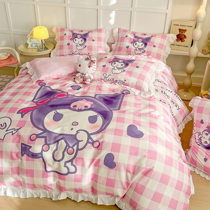 91家纺网 家纺一手货源 找家纺 玉元坊 2025年新款三丽鸥系列数码印花纯棉全棉床裙三件套四件套-花边款式 大版花边-格子库洛米