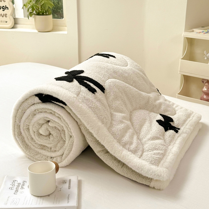 91家纺网 家纺一手货源 找家纺 梦初语 2025新款A类高克重立体毛巾绣阳粒子床垫褥 蝴蝶结-米