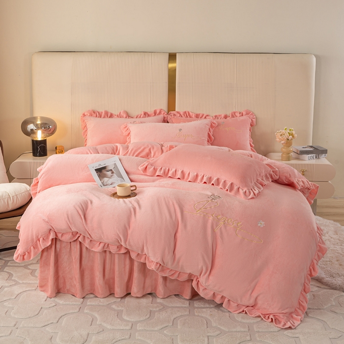 91家纺网 家纺一手货源 找家纺 慧菲 2025新款刺绣夹棉牛奶绒床裙四件套-玫瑰花语 玫瑰花语-蜜糖粉