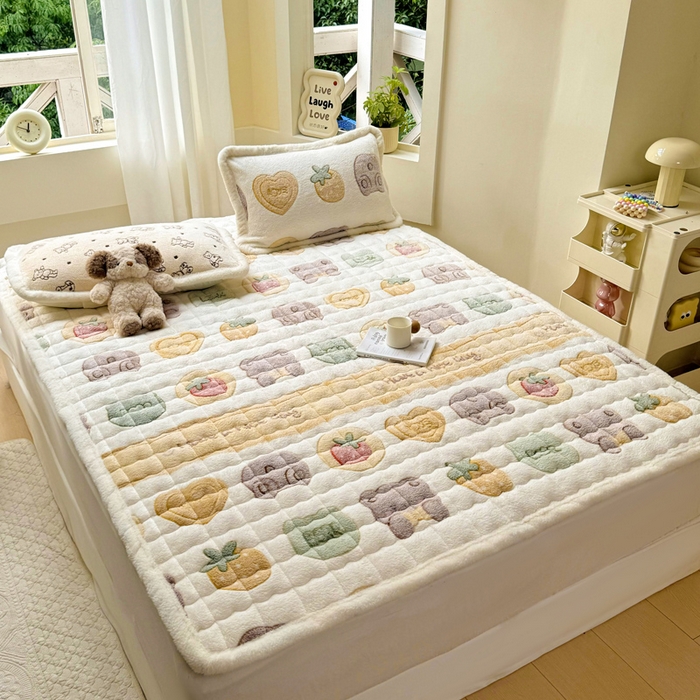 91家纺网 家纺一手货源 找家纺 梦初语 2025新款高克重雪花绒床垫褥床护垫--学生款 姜饼熊