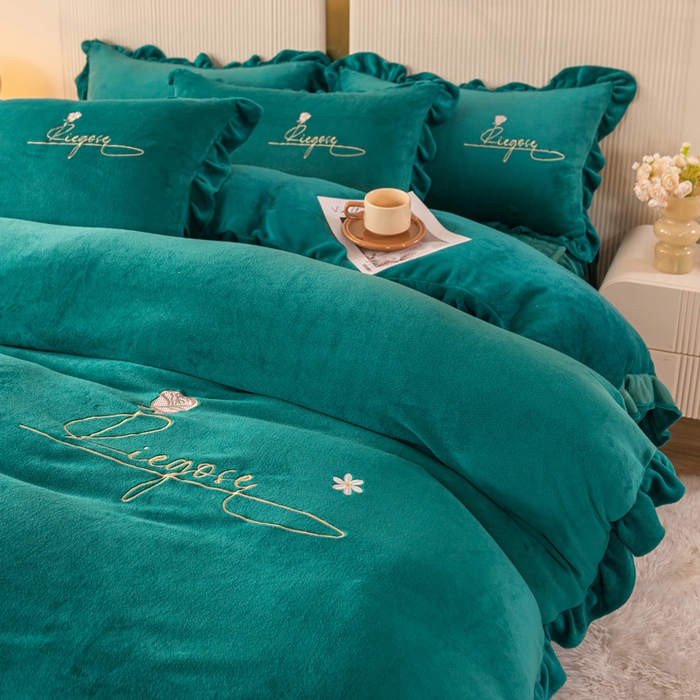 91家纺网 家纺一手货源 找家纺 慧菲 2025新款刺绣夹棉牛奶绒床裙四件套-玫瑰花语 玫瑰花语-孔雀蓝