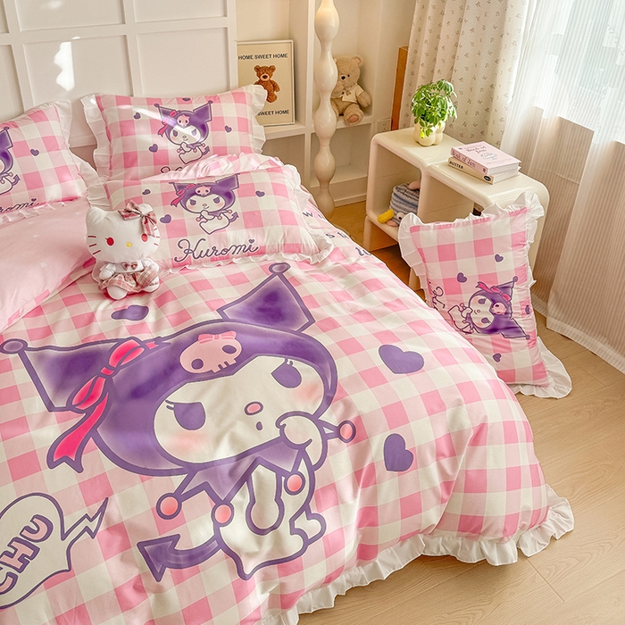 91家纺网 家纺一手货源 找家纺 玉元坊 2025年新款三丽鸥系列数码印花纯棉全棉床裙三件套四件套-花边款式 大版花边-格子库洛米