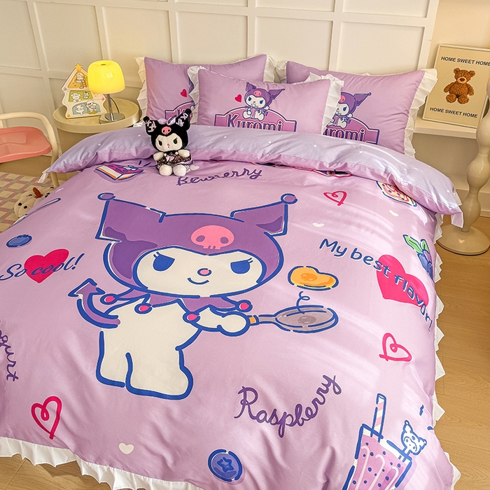 91家纺网 家纺一手货源 找家纺 玉元坊 2025年新款三丽鸥系列数码印花纯棉全棉床裙三件套四件套-花边款式 大版花边-蓝莓库洛米