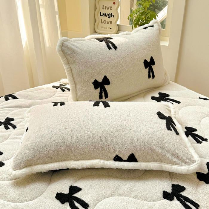 91家纺网 家纺一手货源 找家纺 梦初语 2025新款A类高克重立体毛巾绣阳粒子床垫褥 蝴蝶结-米