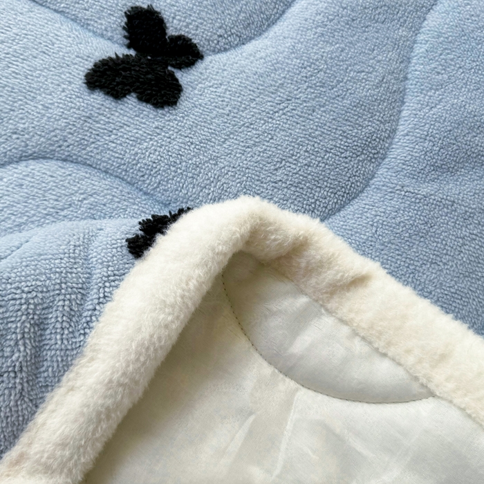 91家纺网 家纺一手货源 找家纺 梦初语 2025新款A类高克重立体毛巾绣阳粒子床垫褥 翩翩起舞-蓝