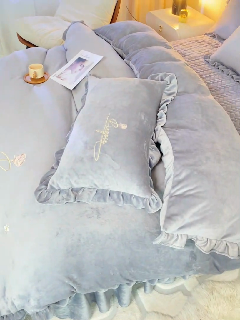 91家纺网 家纺一手货源 找家纺 慧菲 2025新款刺绣夹棉牛奶绒床裙四件套-玫瑰花语 玫瑰花语-灰