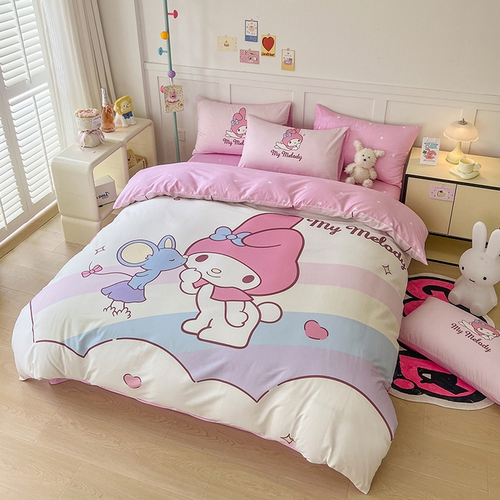 91家纺网 家纺一手货源 找家纺 玉元坊 2025年新款三丽鸥系列数码印花纯棉全棉床裙三件套四件套-简约基础款 粉兔亲亲