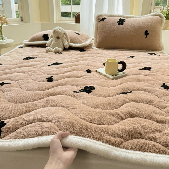 91家纺网 家纺一手货源 找家纺 （总）梦初语 2025新款A类高克重立体毛巾绣阳粒子床垫褥