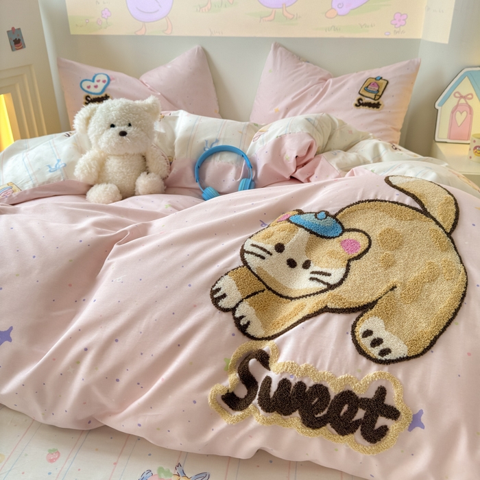 91家纺网 家纺一手货源 找家纺 曼之夏 2025新款纯棉印花加毛巾绣四件套 毛巾绣-猫咪