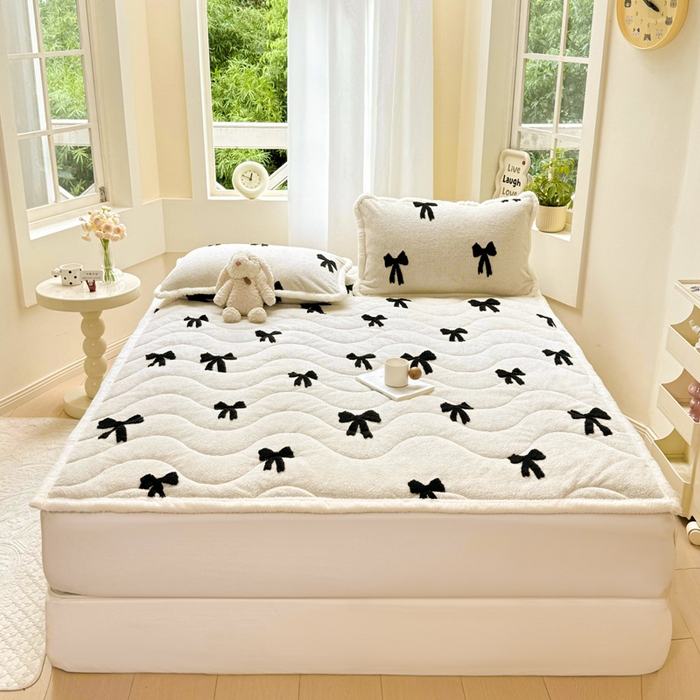 91家纺网 家纺一手货源 找家纺 梦初语 2025新款A类高克重立体毛巾绣阳粒子床垫褥 蝴蝶结-米