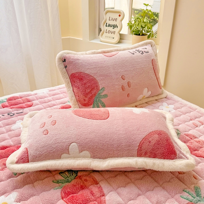 91家纺网 家纺一手货源 找家纺 梦初语 2025新款高克重雪花绒床垫褥床护垫--学生款 甜心草莓