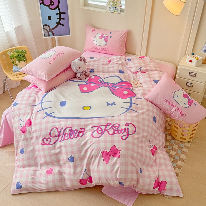 91家纺网 家纺一手货源 找家纺 玉元坊 2025年新款三丽鸥系列数码印花纯棉全棉床裙三件套四件套-简约基础款 大版简约-俏皮凯蒂