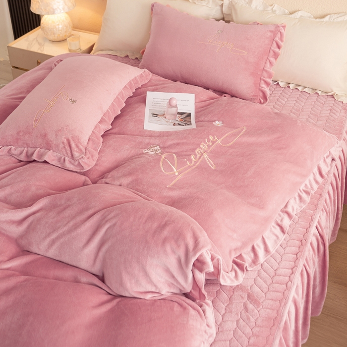 91家纺网 家纺一手货源 找家纺 慧菲 2025新款刺绣夹棉牛奶绒床裙四件套-玫瑰花语 玫瑰花语-豆沙